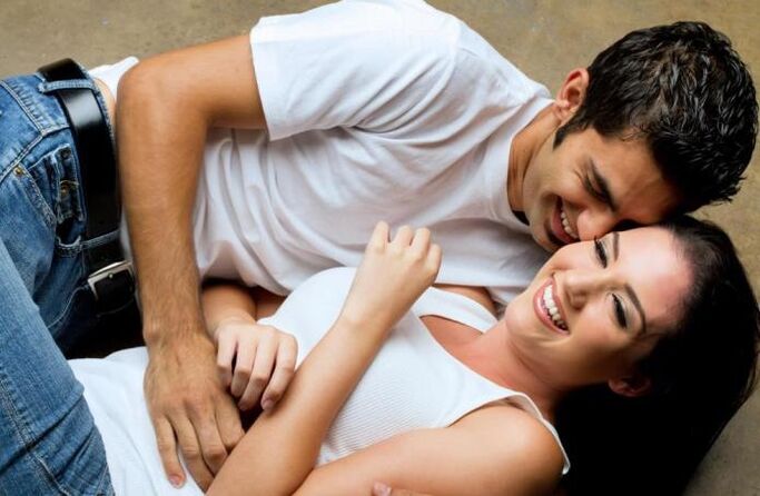 Moški se navduši ob dotiku dekleta